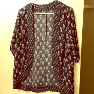 🌺🌺 Navy & White Patterned Kimono 🌺🌺